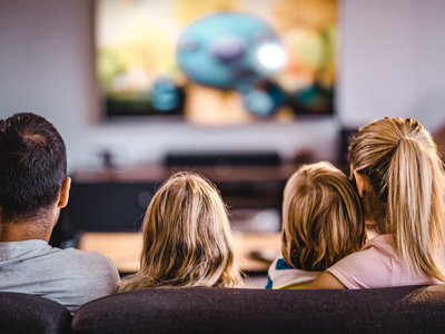 NRGi familie ser tv